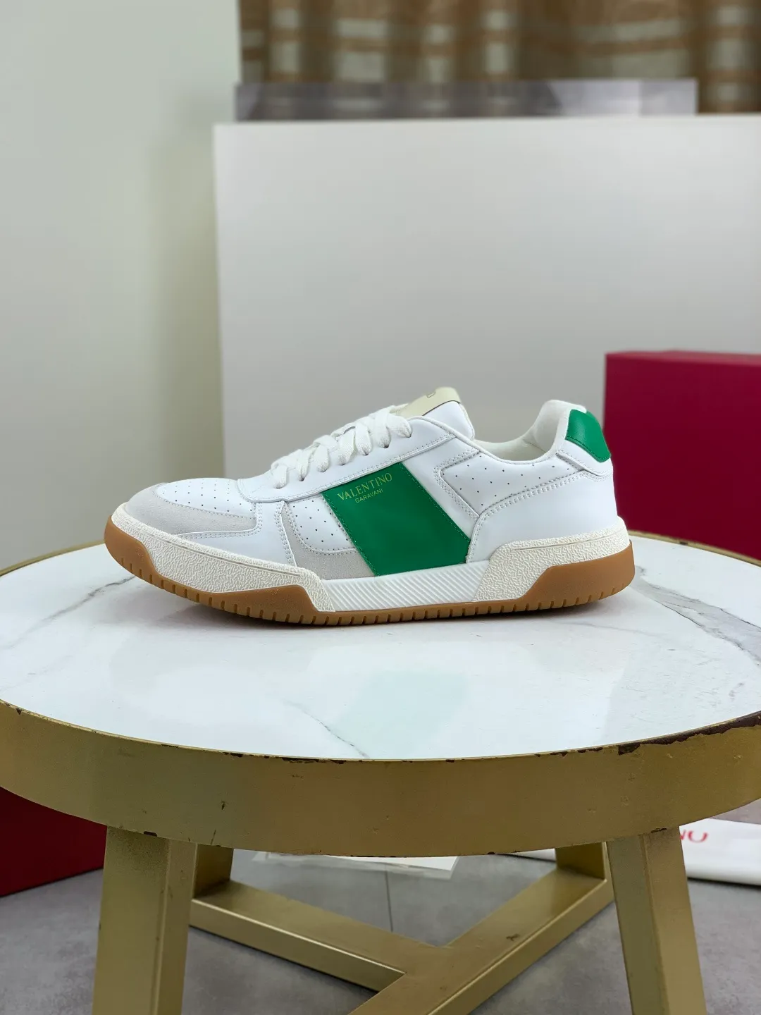 Men's men's shoes 💰P660 new top version of Valentino couple's bread shoes! Valentino Joie de Jouer series Velcro thick sole bread shoes couple style casual sports shoes white shoes original purchase development and production Joie de Jouer series simple style without losing style. The pure white base is paired with fresh green and soft beige, and the unique Velcro design highlights your personality. Every detail tells fashion and quality, wear it, take a confident step, and start the trend journey ✔️Fabric: Original customized imported first-layer cowhide ✔️Inner lining: Original customized soft sheepskin lining ✔️Outsole: Original molded non-slip TPU material ✔️Sole thickness: 3.5CM ✔️Size: Women's 35-41 Men's 38-46 (38. Male, 41 female, 46 non-refundable